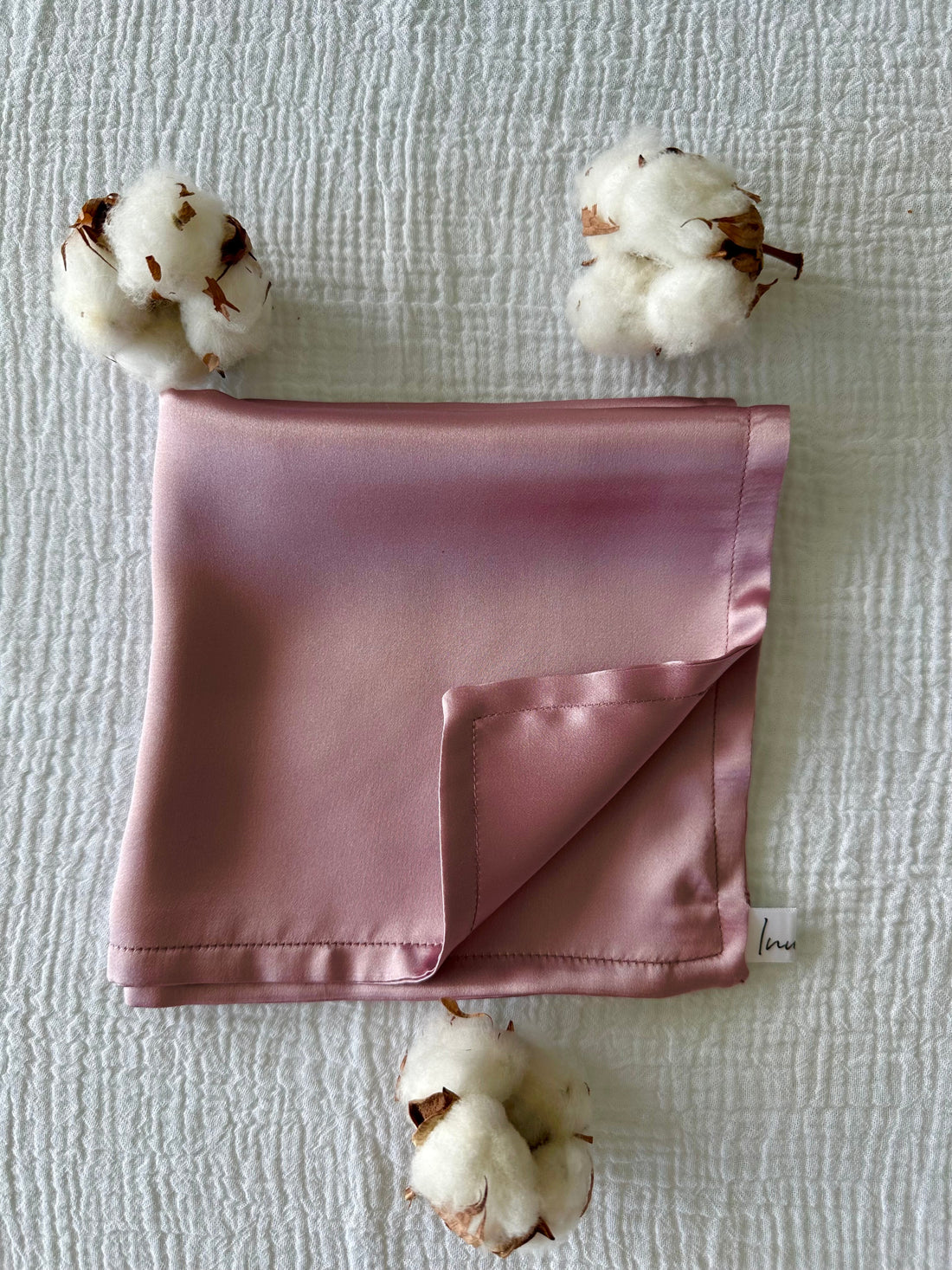 Mătasea vs. bumbacul: Care este materialul potrivit pentru tine?