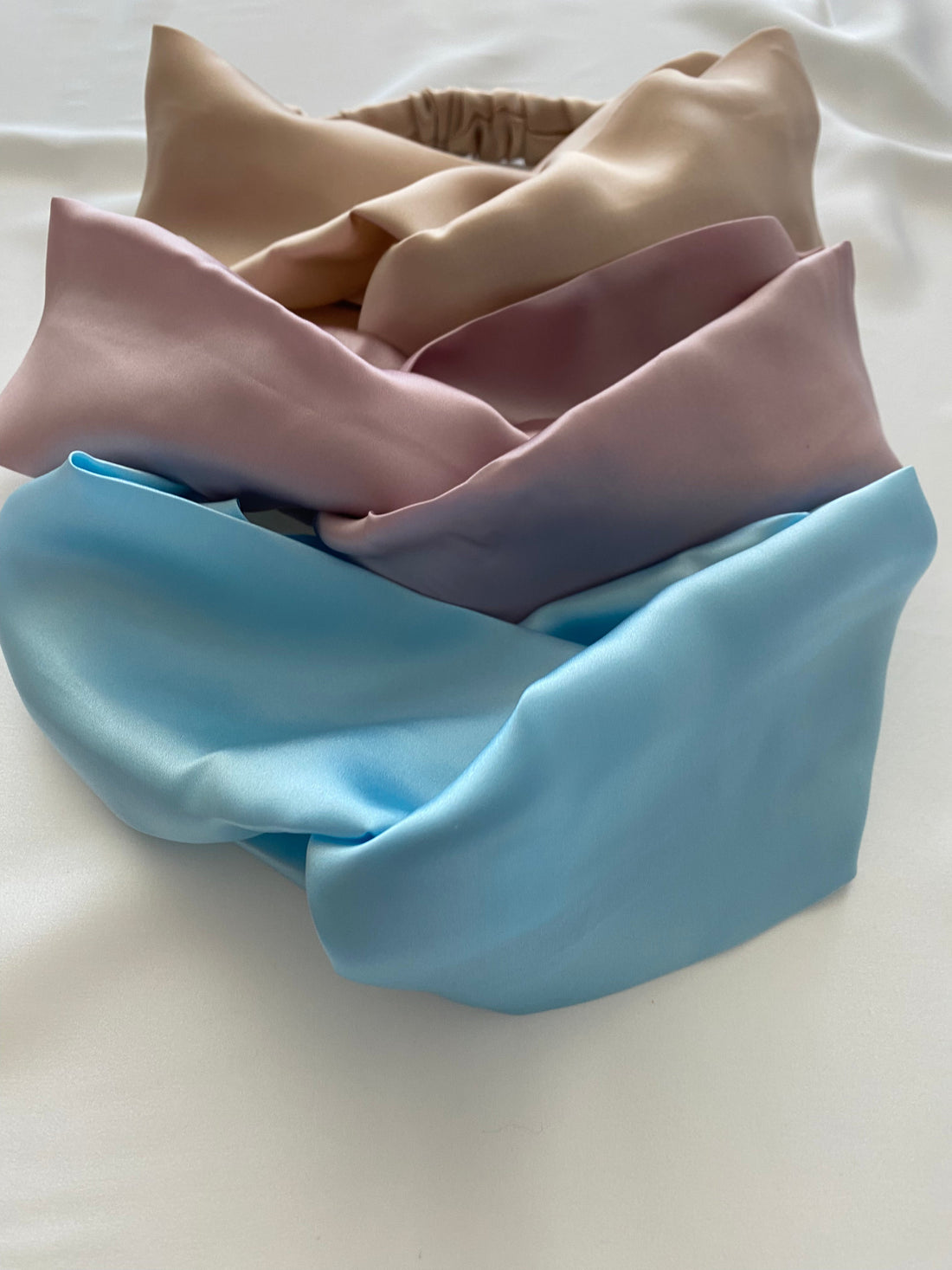 Bentite din matase naturala – Accesoriul elegant care iti protejeaza parul